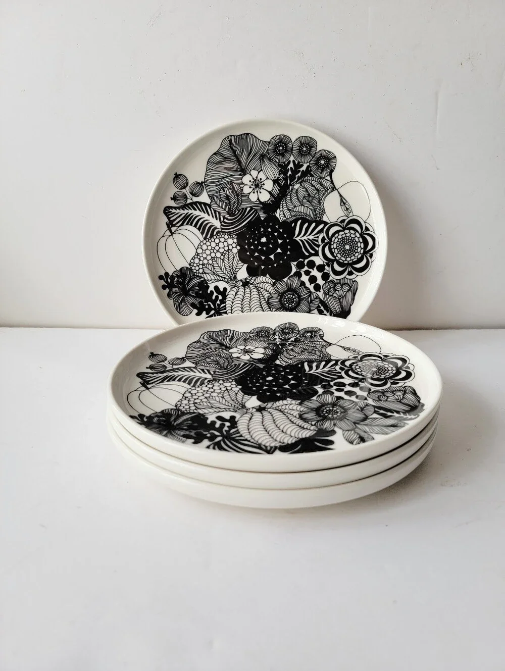 Marimekko Oiva Siirtolapuutarah Black White Floral Retro Salad Plates Stoneware